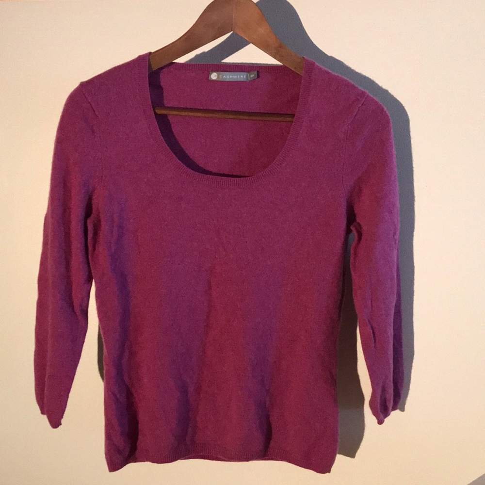In Cashmere 100% cashmere scoop neck knit top